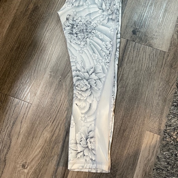 Lululemon - Train times crop - Size 4 - New - Picture 3 of 6